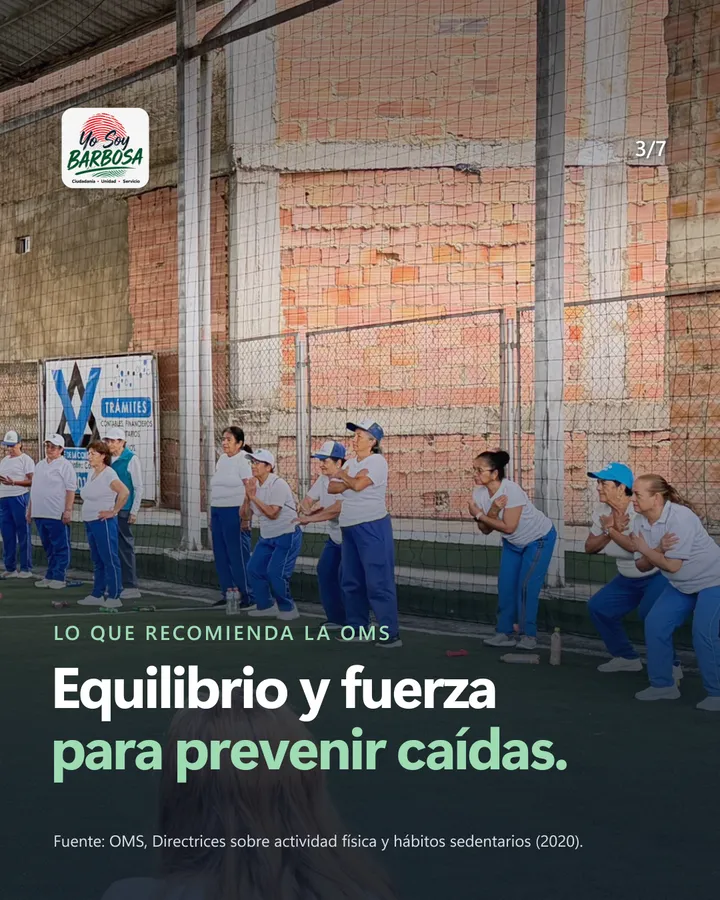 Equilibrio y fuerza para prevenir caídas. Personas mayores hacen sentadillas en fila frente a una pared de ladrillo.